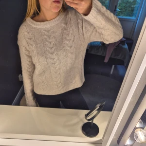 Vit kabelstickad tröja - Jättebra, något stor i storleken❣️