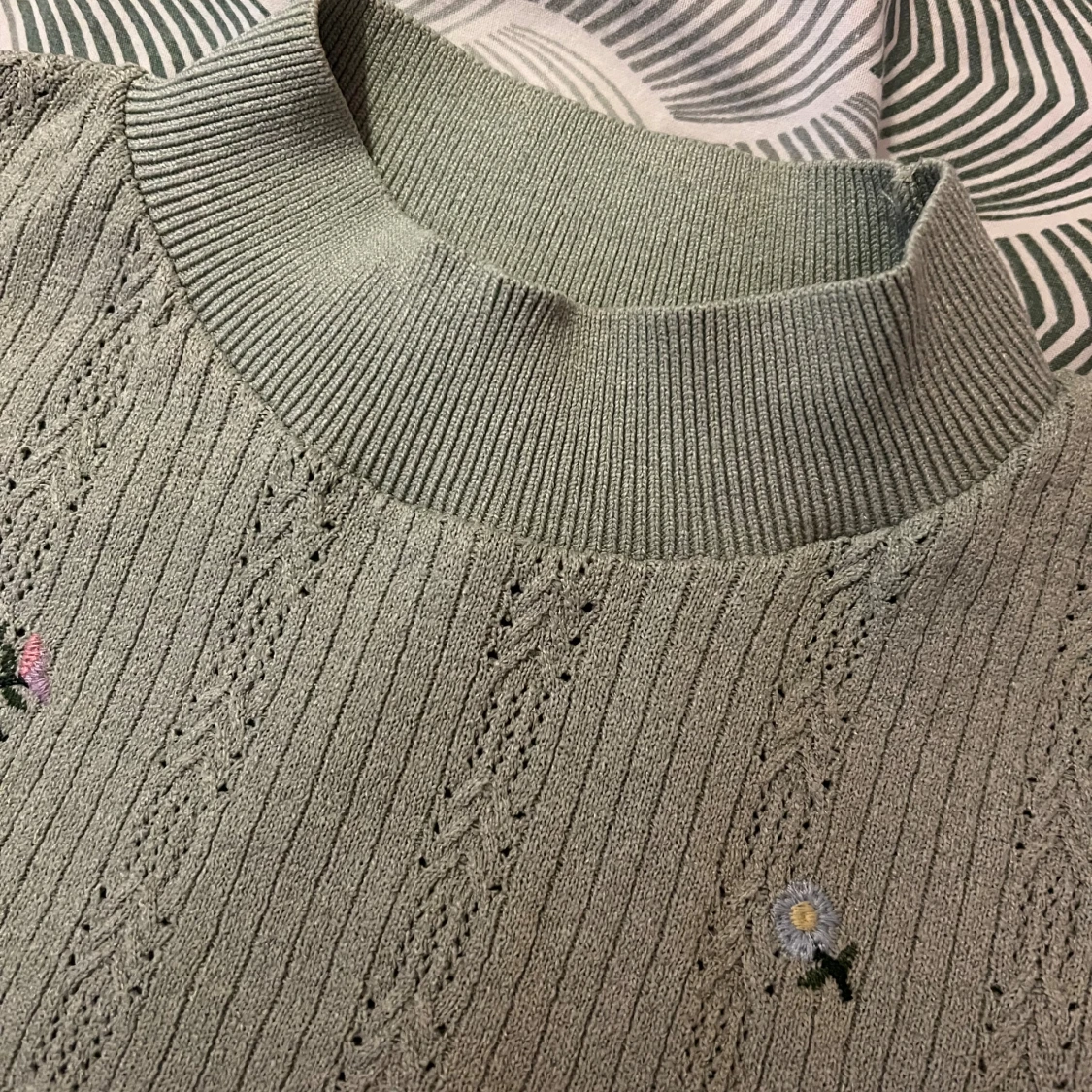 Grönt linne med blommor - 2