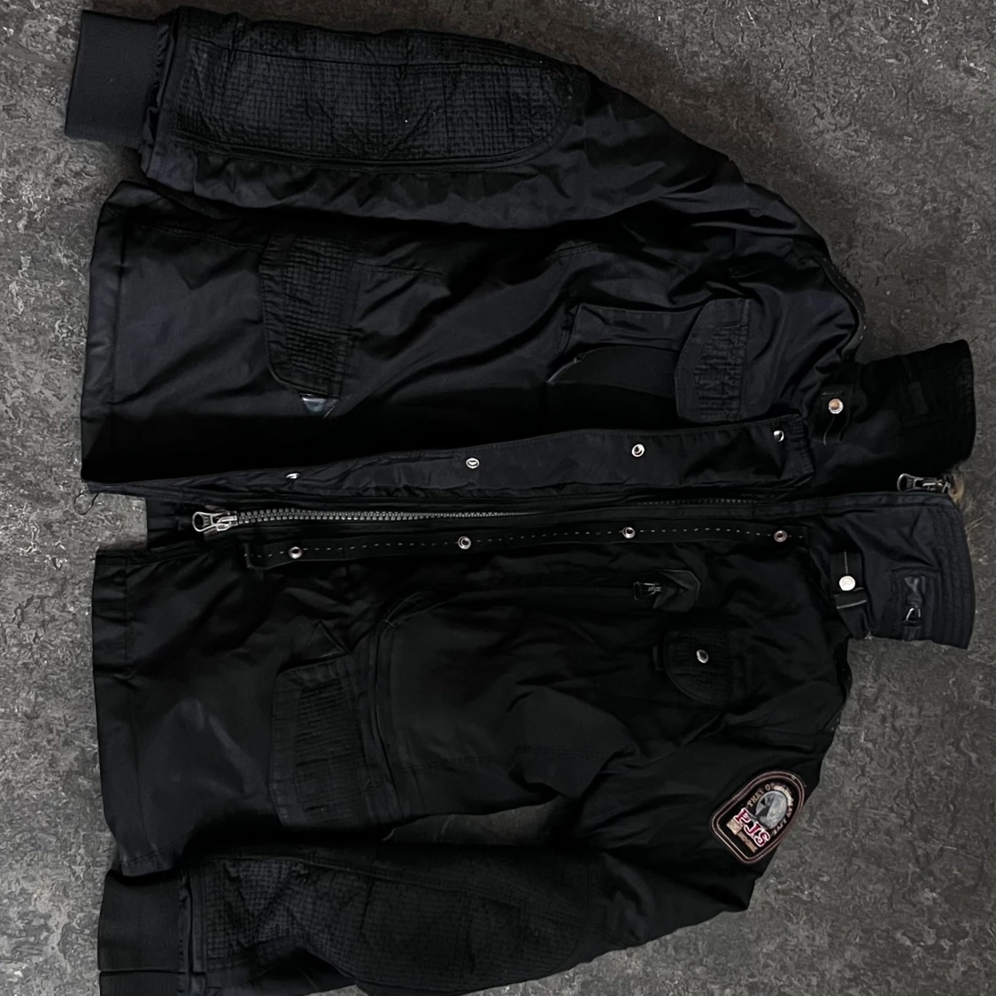 Svart vinterjacka Parajumpers med päls