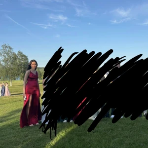 Vinröd långklänning med slits - Jag säljer min balklänning, har använt den en gång, hur fin som helst❤️ de är bara att pruta ner den om de hade varit så, jag är 176 cm