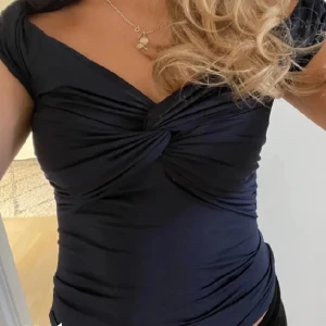 Festtopp  - Jätte söt snygg topp. Aldrig kommit till användo, skön och sitter bra. Lånade bilder!