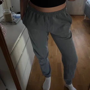 Blå mjukisbyxor från NLY Trend - Blå mjukisbyxor från NLY Trend i storlek S. Byxorna har resår i midjan och vid bensluten för en skön och avslappnad passform. Tillverkade i mjukt material som är perfekt för chill dagar. Snygg och enkel design utan synliga loggor❤️skriv vid frågor🥰