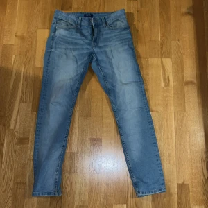 Blå jeans från Only & Sons W29 L32 - Ljusblå jeans från Only & Sons i modellen Weft Regular. Klassisk femficksdesign, normal passform och raka ben. Jeansen är tillverkade i bomull och har en snygg tvättad look som passar till det mesta.