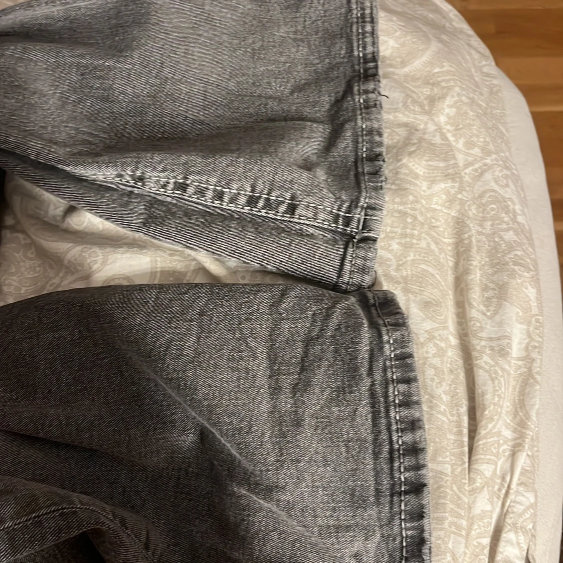 Grå jeans med broderade bakfickor - 2