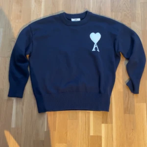 Mörkblå Ami Paris tröja  - Mörkblå stickad tröja från Ami Paris. Storlek M , inga defekter