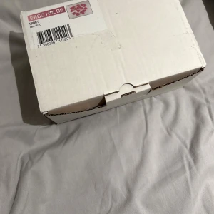 ERGO HOLDS Sport Klättergrepp Röd - Set med röda klättergrepp från ERGO HOLDS, modell Sport. Perfekt för att bygga en klättervägg för barn. Greppen är nya i originalförpackning och levereras med monteringsanvisning. Inga synliga defekter eller slitage.