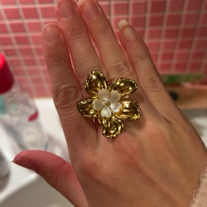 Stor blomformad guldring - Köpt på marknad i Spanien och knappt använd 😊😊