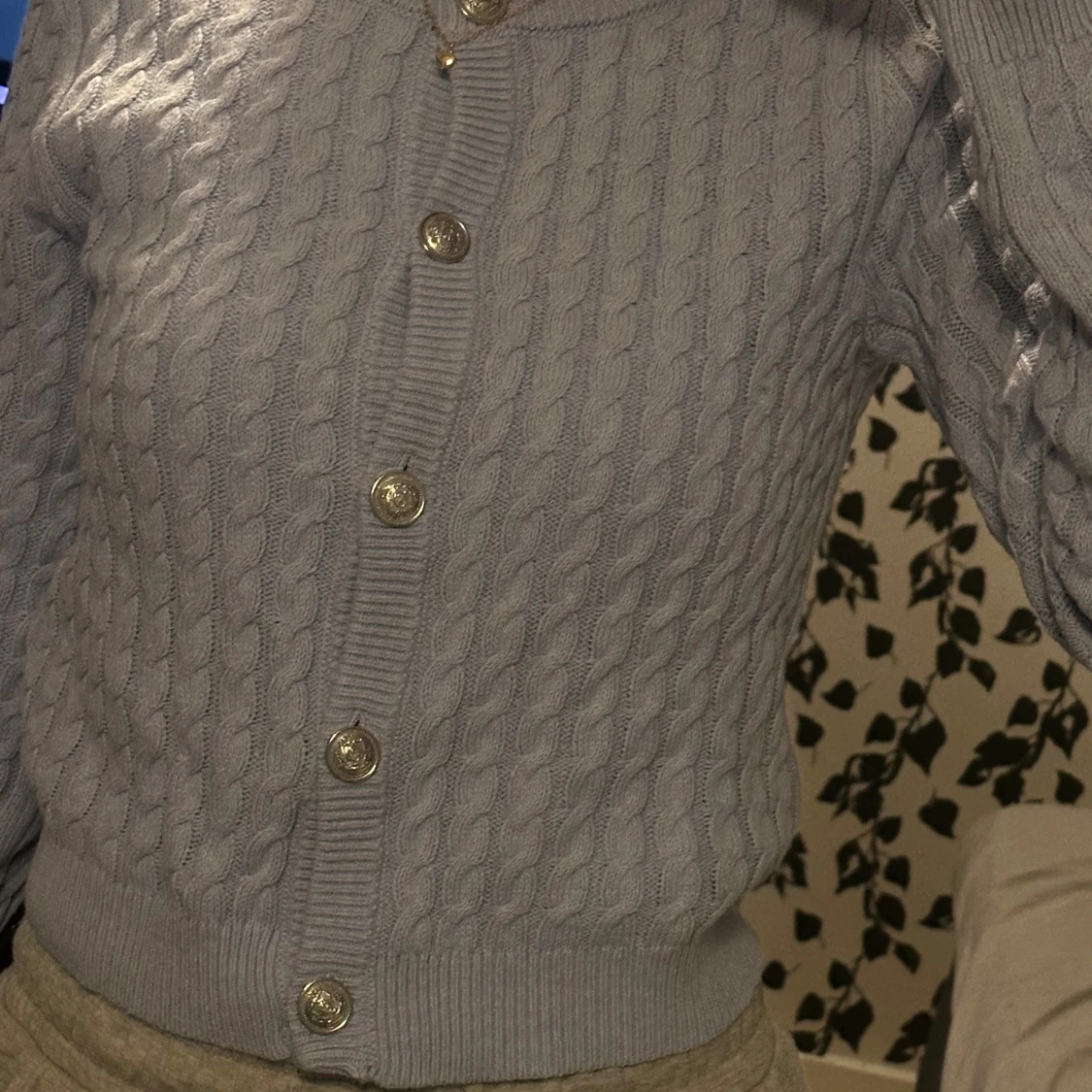 Ljuslila kabelstickad kofta med knappar