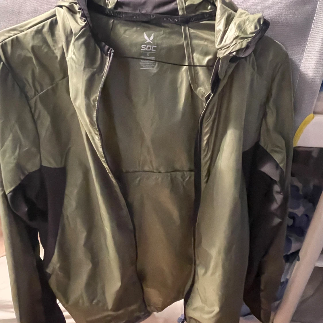 Grön vindjacka med huva från SOC