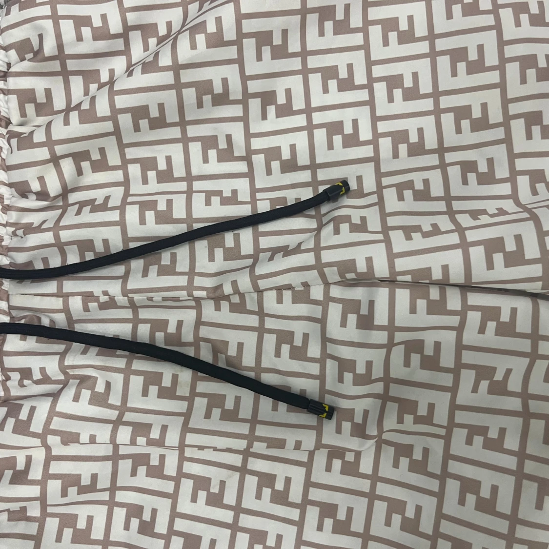 Beige och vita Fendi shorts med logomönster