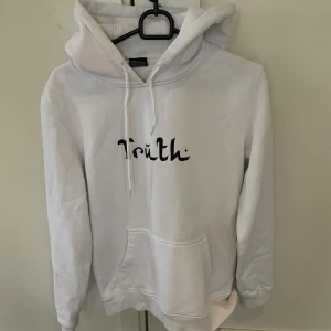 Vit hoodie  - Vit hoodie med tryck i storlek S, modellen är ca 180cm. Hör av dig vid funderingar!
