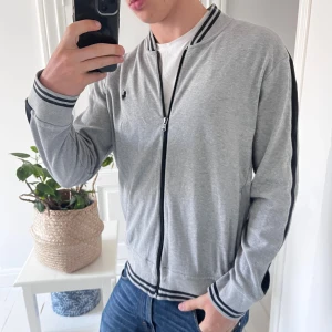 Ralph Lauren full zip - Ralph Lauren full zip, använd men inga defekter. Modellen är 180,75 kg. Storlek M! 