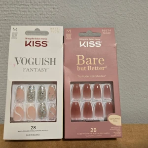 KISS lösnaglar i nude och glitter - Två förpackningar KISS lösnaglar i medium längd. Ena setet har nude bas med silvriga glitterdetaljer och abstrakta mönster, andra setet är i en naturlig nude-rosa nyans. lim medföljer.