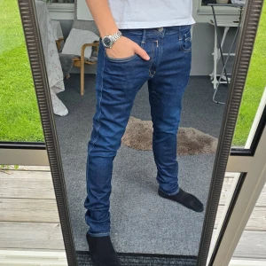 Replay Jeans - Supersnygga Replay jeans I storlek 31. Skulle dock säga att de även passar de som har w32. De är som nya och är gjorda i Hyperflex meterial, vilket är Replays dyrare modeller. Skriv om du undrar något! 🤩