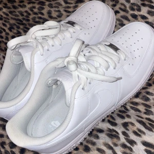 Nike Air Force 1 helvita sneakers - Säljer ett par klassiska Nike Air Force 1 sneakers då jag aldrig använt dem, pågrund av att dem var för stora. Perfekt för dig som vill ha en simpel fast ändå snygg look.  Pris kan diskuteras 🫡🫡