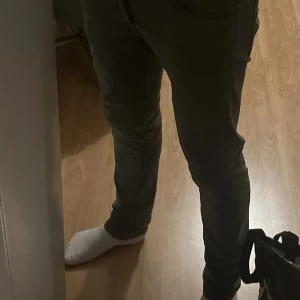 Replay Jeans  - Snygga grå jeans från Replay med klassisk femficksdesign och raka ben. Jeansen har en mörkgrå tvätt och tydliga sömmar på bakfickorna. Perfekta för dig som gillar en stilren och enkel look. W30/L30, Skick: Mycket bra