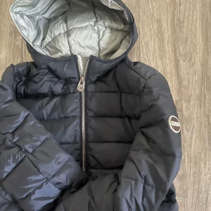 mörkblå colmar jacka - så fin mörkblå/marinblå colmar jacka i stl 40 vilket passar xs/s, perfekt höst jacka!💕