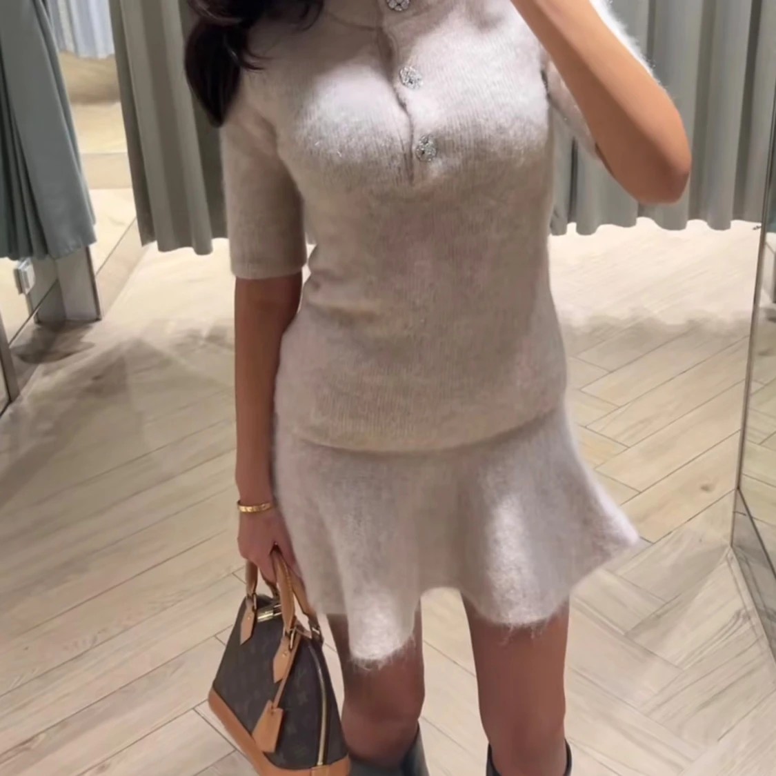 Beige stickad tröja och kjol med pärlknappar - 1