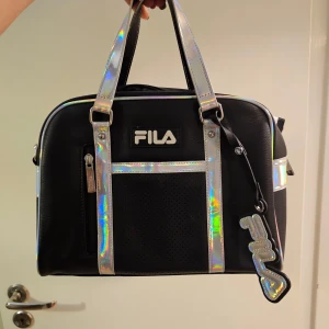 Svart handväska från FILA - Oanvänd väska, priset går att diskutera.