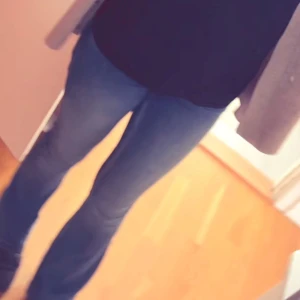 Blå bootcut jeans från Hollister - Snygga blå bootcut jeans från Hollister med coola broderade detaljer på bakfickorna. Jeansen har låg midja och är tillverkade i mjukt denim med lätt stretch. Midjemått:31cm Innerbenslängd:81cm