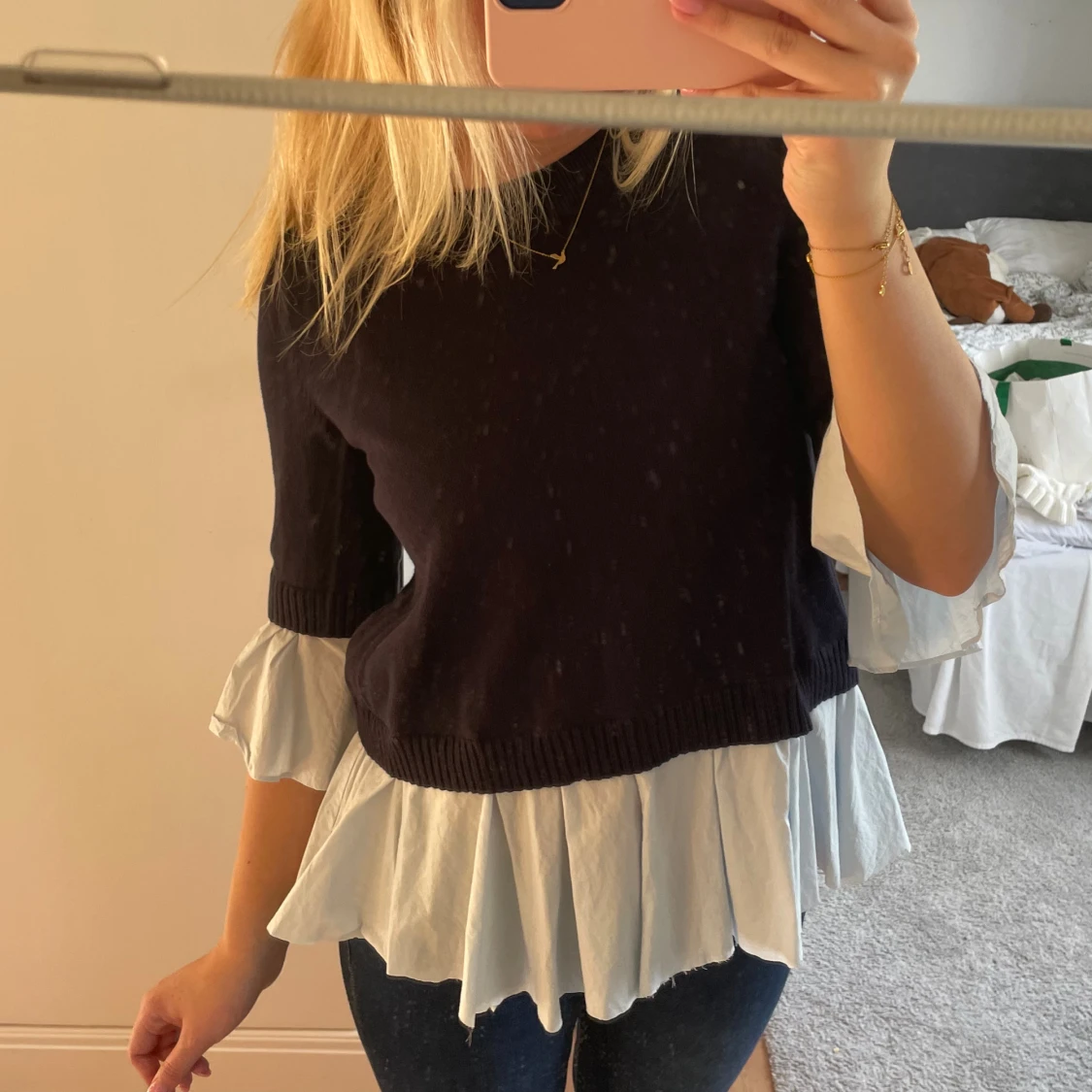 Svart tröja med volangdetaljer - 1