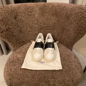 Valentino Garavani Open Leather  - Dessa är i gott använt skick, inga skavanker som inte går att tvätta bort. Box och påse tillkommer vid köp och man kan även få kvitto (online). Säljer billigt för jag behöver pengar, vid snabb affär kan priset förhandlas😄!