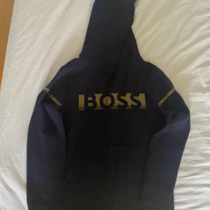 Hugo boss hoodie - Svart hoodie från Hugo BOSS i storlek XS den är i väldigt bra skick.