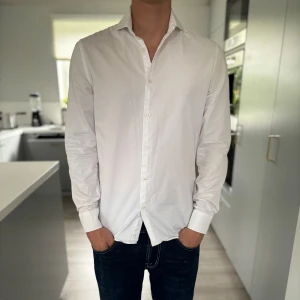 Bläck skjorta vit - Stilren vit skjorta från bläck, tailored fit vilket gör att den sitter bra särskilt om man är lite mer slim, brukar köra denna under stickade tröjor, passar till det mesta