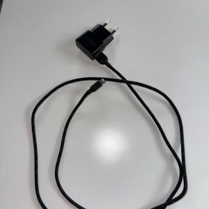 Swissten Lightning Laddare - Praktisk Swissten laddare med Lightning-kabel, perfekt för iPhone och iPad. Kabeln är slitstark och laddaren har EU-kontakt. Allt fungerar och är i gott skick, inga synliga defekter eller slitage. Passar utmärkt för daglig laddning av Apple-enheter.