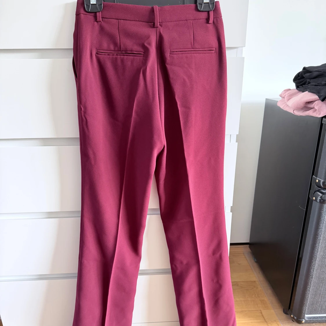 Vinröda kostymbyxor från Zara XS - 1