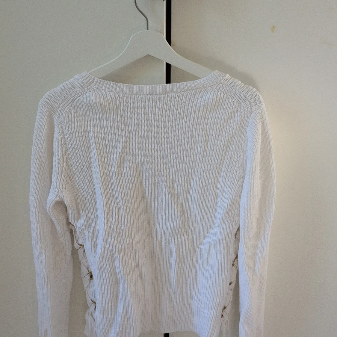 Vit stickad tröja med snörning från Amisu - 3