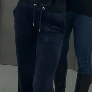 Marinblått juicy set - Juicy det i bra skick. Stl 14 år skulle säga att de sitter som xs/s. Byxorna är omsydd still lågmidjade