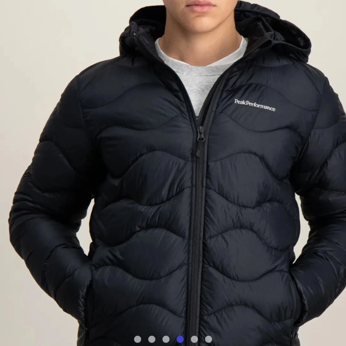 Svart dunjacka Peak Performance 160