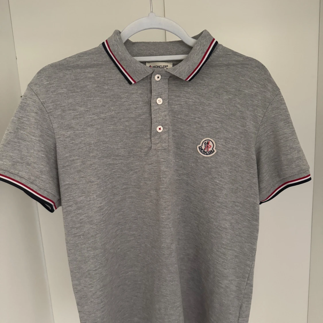 Grå pikétröja från Moncler (S)