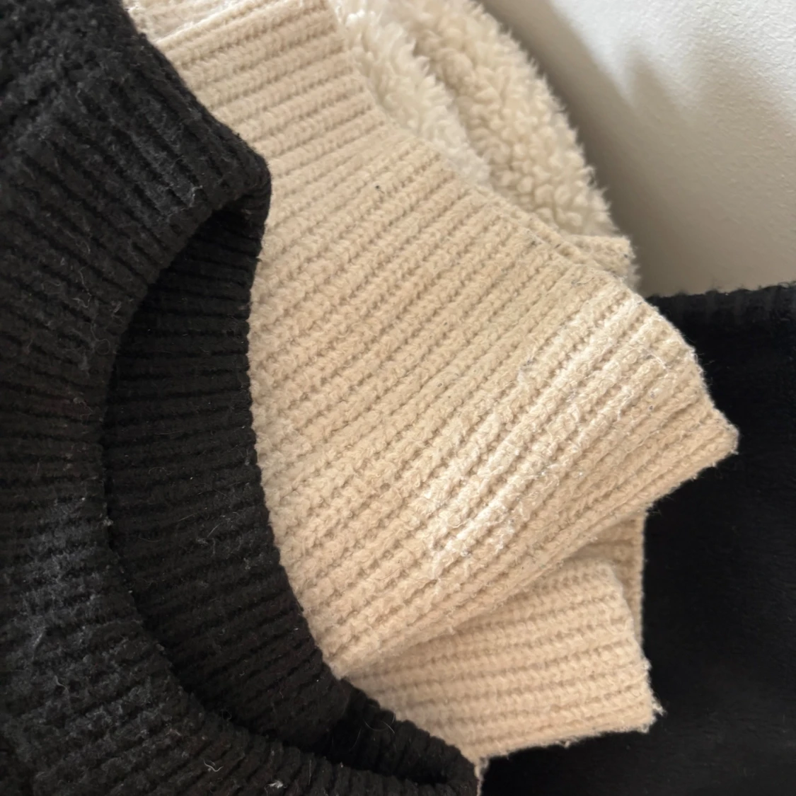 Svart och beige stickad tröja från VILA - 2