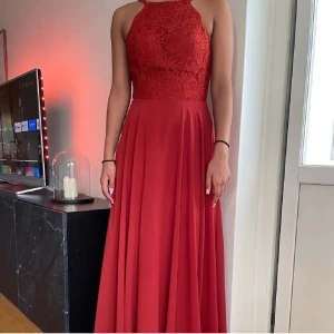 balklänning från jj house - använd en gång, den är som ny. den har fickor den passar mig bra som är xs/s