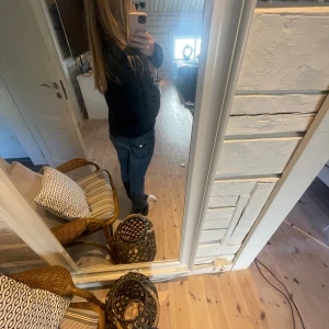 Blå jeans från Gina Tricot, storlek 170 - Säljer ett par klassiska blå jeans från Gina Tricot i storlek 170. Jeansen har normal passform, utsvängda ben och femficksdesign. De är tillverkade i jeansmaterial och har snygga detaljer på bakfickorna. Perfekta till din vardagsstil! Lite slitna längst ner ❤️❤️