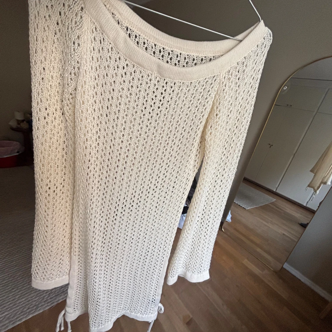 Vit stickad strandklänning med snörning