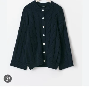 Mörkblå kabelstickad kofta med knappar - Säljer en mörkblå kabelstickad kofta med vita knappar framtill. 💕