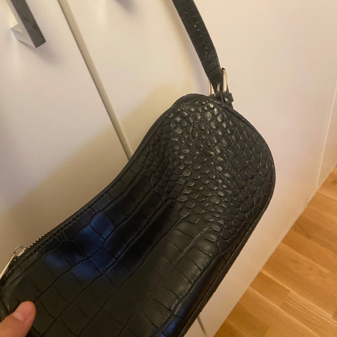 Svart axelväska i croco-imitation - 1