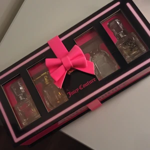 Juicy Couture parfymset miniflaskor - Färgglatt presentset med tre miniparfymer från Juicy Couture, Perfekt för dig som vill testa olika dofter eller ha med i väskan. Har varit 4 från början men säljer bara tre av dom.  Knappt använda.