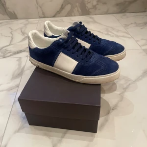 Valentino FlyCrews  - Halloj! Säljer nu mina flycrews i storlek 44,skick 7/10 säljer då jag har ett par andra skor i sikte. Två Nitar som lossnat på högra skon, annars är dom i ett hyftas bra skick, har dock lossnat lite vänster fram, inte mycket men lite. Box och även dustbag medföljer.Kan gå ner i pris vid snabb affär.Vill ni veta något mer, få fler bilder eller har en fundering, skriv gärna! 