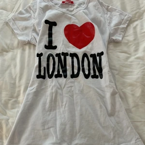 i love london babytee - i love london babytee i storlek S, passar xxs, xs, s skulle jag säga. inga fläckar eller hål !!