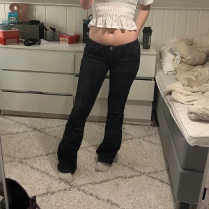 For real low tall jeans från Gina Tricot 14+ - Säljer dessa ursnygga low waist tall jeans från Gina Tricot 14+!  Dom är lite använda men inga defekter! ☺️  Dom är långa på mig som är 177 och innebenslängden är 87cm🥰 Slutsålda på nätet och finns inte i butik!  Kom med prisförslag om priset inte passar dig🫶🏼