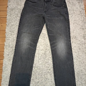 H&M jeans storlek 30/32 - &Denim by H&M, mycket bra skick, mörkgrå färg