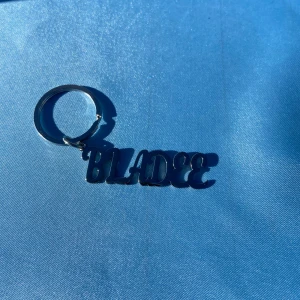 BLADEE - silver text - keychain - 1st Keychain med BLADEE motiv. Alla DRAIN GANG beställningar kommer med foto + DRAINBABY sticker. Alla beställningar kommer med freebies!
