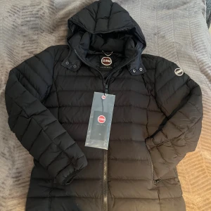 Colmar Dunjacka  - Säljer en jättefin dunjacka från Colmar, perfekt för höst/vinter. Den är i extremt bra skick med inga defekter eller större slitningar. Den är köpt för 5899 kr. Storlek 50, passar bra till den som har M-L. Luvan går att ta bort så den är fäst med knappar. Skriv vid minsta fundering, pris kan diskuteras! 