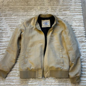 Beige jacka från Jack & Jones - Fet jacka från Jack n Jones i mocka. Säljer pga att den inte passar mig. Jackan är i nyskick och inga tecken på användning✅