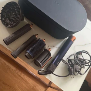 Dyson Airwrap Complete - Dyson Airwrap Complete med flera tillbehör och originalförvaring. Inkluderar olika borst- och locktillbehör för styling. Produkten är använt ett fåtal gånger. Perfekt för flexibel hårstyling hemma. Alla tillbehör ingår