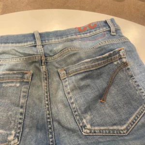 Dondup jeans - Säljer mina dondup george me riktigt snygg tvätt i storlek W32. De är i väldigt bra skick. De ska vara ett hål i dem, detta hålet har tyvärr dock blivit något större än när jag köpte. Köpte på miinto för 3500. Bara att skriva vid fråga!
